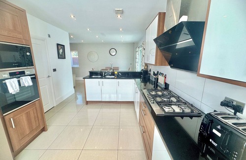 Staple Hill Casa | Elegant & Spacious Bristol Home - Garden, Gym & Parking