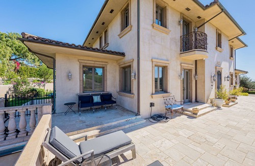 Central Malibu Casa | Elegant spacious Italian Villa in Western Malibu