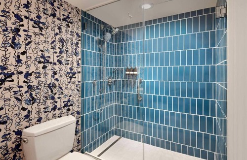 Glencoe Hotel | Elegant Stay in 3 Family-Friendly Rooms w/Outdoor Pool Near Moody Coliseum