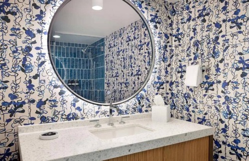 Glencoe Hotel | Elegant Stay in 3 Family-Friendly Rooms w/Outdoor Pool Near Moody Coliseum