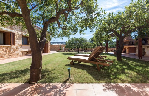Katsifariana Villa | La elegante villa de diseño de piedra Villa Anerocurù con jardines y barbacoa, en la ciudad de Chania