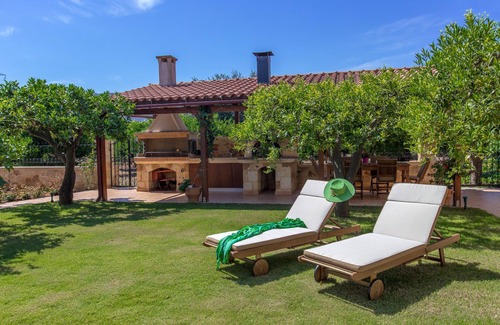 Katsifariana Villa | La elegante villa de diseño de piedra Villa Anerocurù con jardines y barbacoa, en la ciudad de Chania