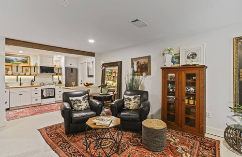 High Springs Apartamento | Elegant Studio, 5 Min Walk to Main Street’s Antique Shops & Restaurants!