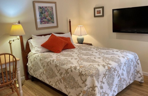 Western Apartamento | Elegant Studio for Two, Minutes to University and Downtown