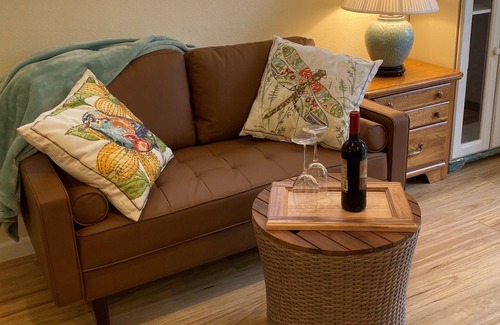 Western Apartamento | Elegant Studio for Two, Minutes to University and Downtown