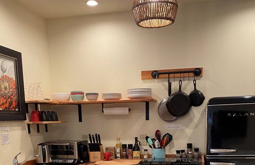 Western Apartamento | Elegant Studio for Two, Minutes to University and Downtown
