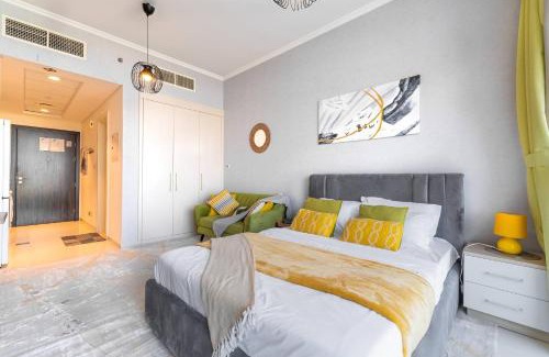 Dubai Apartamento | Elegant Studio in Damac Hills - Exclusive Living with Premium Amenities, Managed by Think Realty