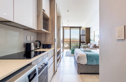 Umhlali Apartamento | Elegant Studio Suite in Ballito with Rooftop Pool
