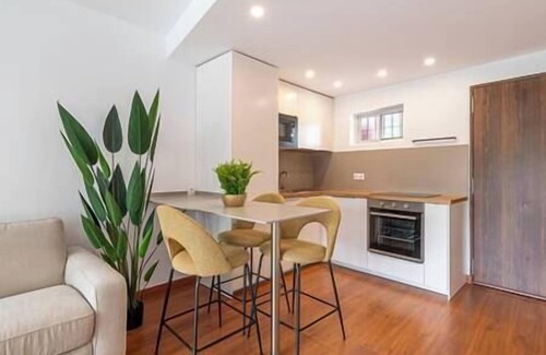 Urbanización Pinos Verdes Apartamento | Elegante Estudio con Balcón, Piscina y Parking