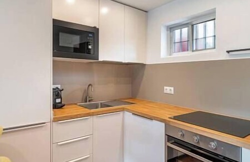 Urbanización Pinos Verdes Apartamento | Elegante Estudio con Balcón, Piscina y Parking