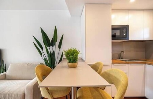 Urbanización Pinos Verdes Apartamento | Elegante Estudio con Balcón, Piscina y Parking