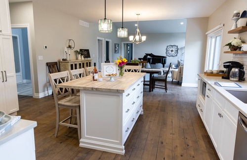 Town of Essex Casa | Elegant Three Bedroom Home with lake view and a hot tub