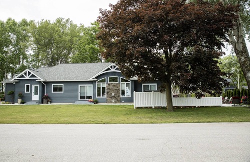 Town of Essex Casa | Elegant Three Bedroom Home with lake view and a hot tub