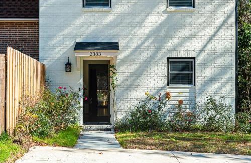 Tallahassee Casa | Elegant Townhome Retreat with King Bed Near I-10, Capitol, FSU & FAMU