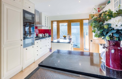 Arundel Cabaña | Elegant townhouse with private parking
