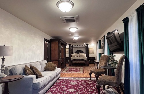 Excelsior Springs Cama Y Desayuno | Elegant two room loft in historic downtown Excelsior Springs.