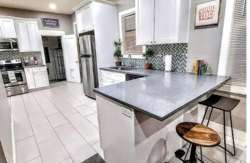 South Salt Lake Apartamento | Elegant & Updated, For People of all Sizes READ