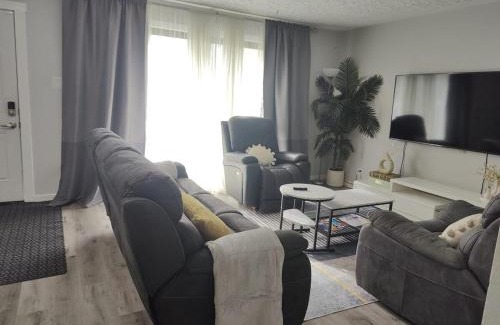Forest Lawn Casa | Elegant upper unit bungalow - 10 mn from downtown