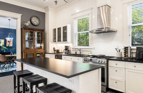 Thomas Square Casa | Elegant Victorian Manor w/ Parking, Garden + Porch by Lucky Savannah