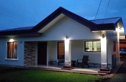 La Fortuna Villa | Elegant Villa in La Fortuna with spacious backyard plus very private pool & parking