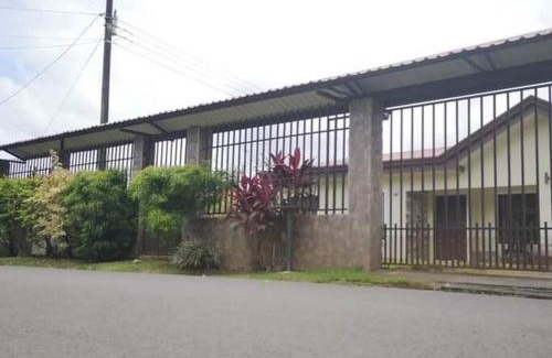 La Fortuna Villa | Elegant Villa in La Fortuna with spacious backyard plus very private pool & parking