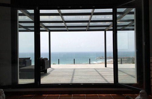 Torreguadiaro Villa | Elegante villa con vistas al Mediterráneo, Gibraltar, la playa y el puerto de Sotogrande