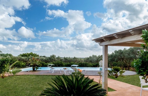 Castelvetrano Villa | Elegante villa con jardín privado y piscina infinita.