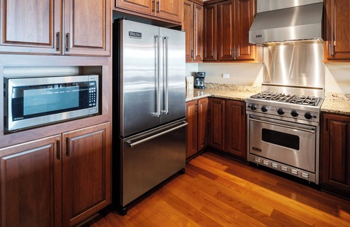 Sandpoint Condominio | Elegant Waterfront Condo w/ Boat Slip Included | Pool & Hot Tub