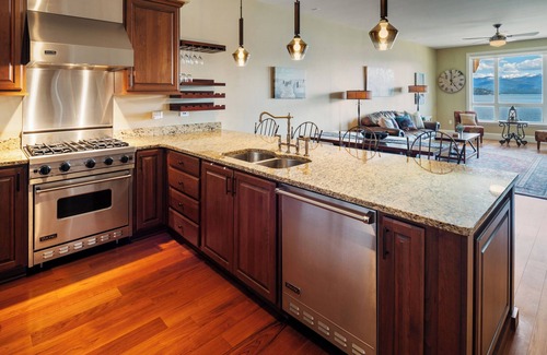 Sandpoint Condominio | Elegant Waterfront Condo w/ Boat Slip Included | Pool & Hot Tub