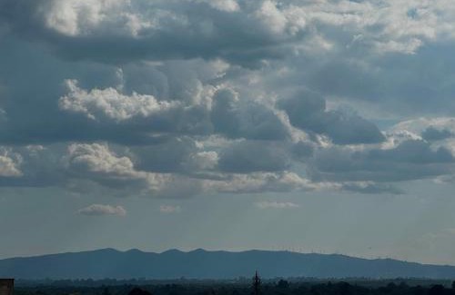 Kilimani Apartamento | Elegant Wilma Towers Apartment - Golden Sunsets and Ngong Hills View