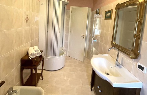 Fondi Apartamento | Elegante Appartamento Immerso nel Verde in una Splendida Zona, Comodissima