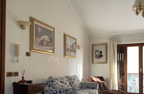 Fondi Apartamento | Elegante Appartamento Immerso nel Verde in una Splendida Zona, Comodissima