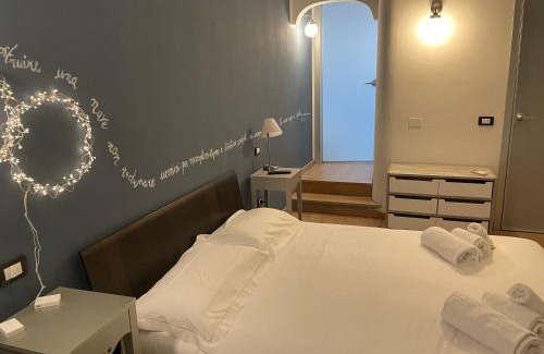 Marina di Carrara Casa | Elegante camera matrimoniale con balcone a 500 mt dal mare