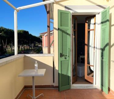 Marina di Carrara Casa | Elegante camera matrimoniale con balcone a 500 mt dal mare