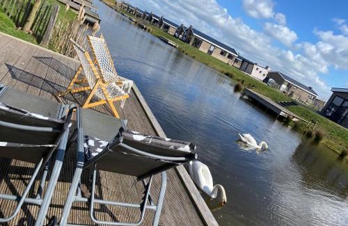Municipality of Kampen Casa | Elegantes Chalet am Wasser mit Steg Klimaanlage Ferienhaus am See Niederlande