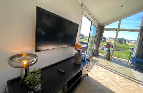 Municipality of Kampen Casa | Elegantes Chalet am Wasser mit Steg Klimaanlage Ferienhaus am See Niederlande