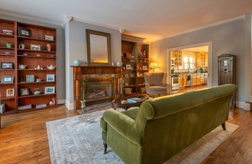 Oak Park Casa | Elegantly decorated spacious 4 bedroom, 5 bathroom home in historic Oak Park