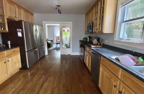 Oak Park Casa | Elegantly decorated spacious 4 bedroom, 5 bathroom home in historic Oak Park