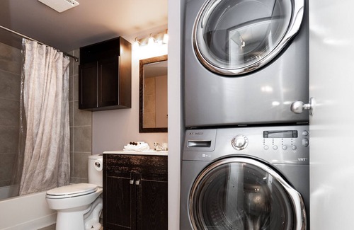 Fort Gary Apartamento | Condo de 2 dormitorios elegantemente diseñado (estacionamiento)