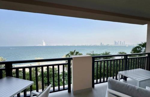 Palm Jumeirah Apartamento | Elegantly Renovated 1BR Apartment at 5 Star Resort