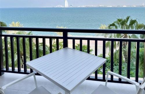 Palm Jumeirah Apartamento | Elegantly Renovated 1BR Apartment at 5 Star Resort