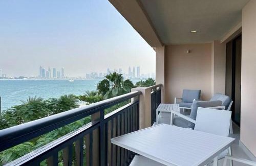 Palm Jumeirah Apartamento | Elegantly Renovated 1BR Apartment at 5 Star Resort