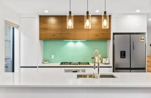 Mount Roskill Casa | Element Edge Townhouse with Parking and Air-Con