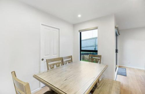 Mount Roskill Casa | Element Edge Townhouse with Parking and Air-Con