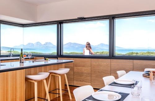 Dolphin Sands Casa | Elements - Freycinet Holiday Houses