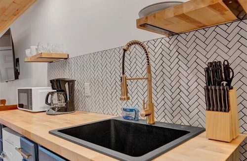Canadensis Hotel | Elements Modern Charmer| Firepits | Pet-Friendly