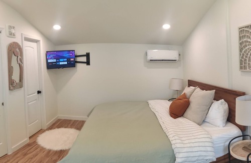 Northwest Pensacola Cabaña | Cozy Private Tiny House Oasis