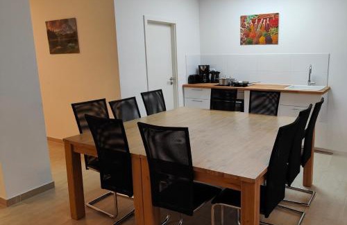 Sanderau Apartamento | Eleonoras Ferienwohnung in Würzburg Stadt mit Terrasse und eigenen Parkplätzen vor der Tür, für große Gruppen bis zu 13 Personen geeignet
