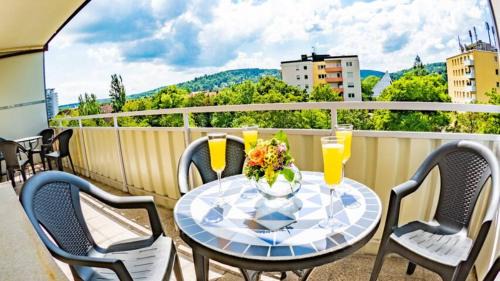 Sanderau Apartamento | Eleonoras Ferienwohnung in Würzburg Stadt am Park mit Balkon inklusive eigenen Parkplätzen vor der Tür
