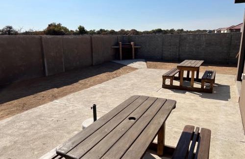 Moses Kotane Casa | Elephant House, 2 bedroom House, Next to Pilanesberg and Sun City